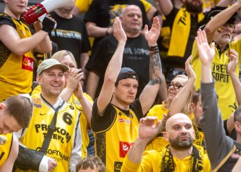 Kibice koszykarskiego klubu Trefl Sopot w żółto-czarnych koszulkach i szalikach klaszczący i dopingujący na trybunach. Nowym zawodnikiem klubu został norweski skrzydłowy Tobias Rotegard