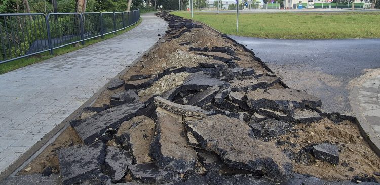 Na zdjęciu rozorana ścieżka rowerowa