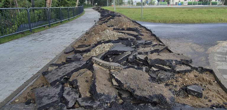 Na zdjęciu rozorana ścieżka rowerowa