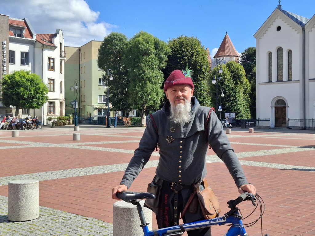 Mężczyzna rower rynek w Bytowie