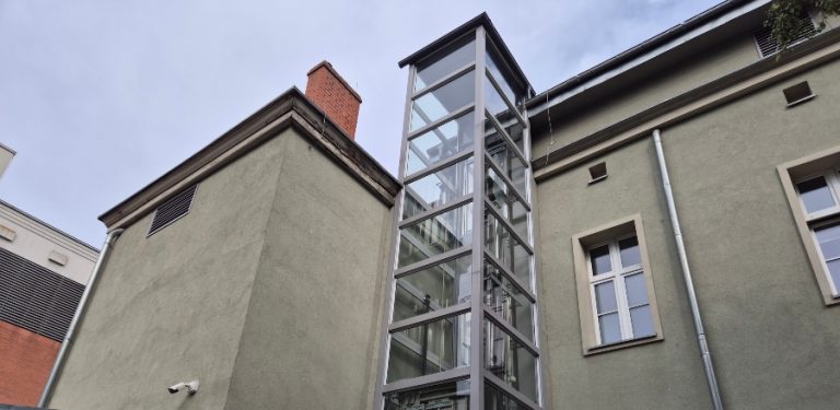 Niedziałająca winda w urzędzie w Słupsku