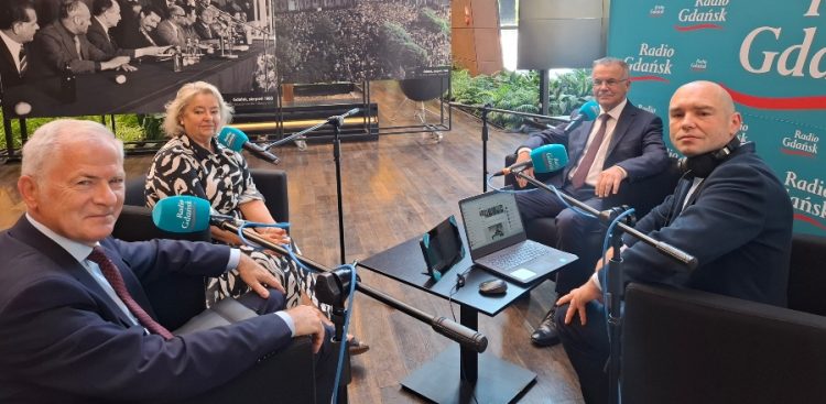 Od lewej: senator Koalicji Obywatelskiej Sławomir Rybicki, radna Gdańska Jolanta Banach, poseł Prawa i Sprawiedliwości Jarosław Sellin i red. Kuba Kaługa (fot. Radio Gdańsk/Radosław Borowiec)