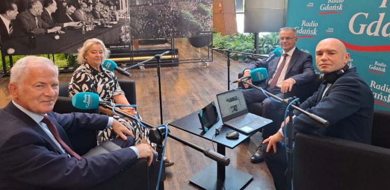 Od lewej: senator Koalicji Obywatelskiej Sławomir Rybicki, radna Gdańska Jolanta Banach, poseł Prawa i Sprawiedliwości Jarosław Sellin i red. Kuba Kaługa (fot. Radio Gdańsk/Radosław Borowiec)