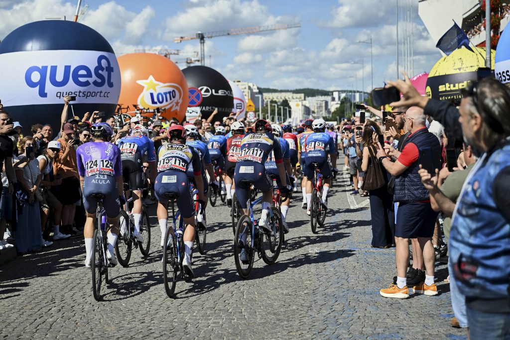 Kolarze na starcie 1. etapu 83. Tour de Pologne w Gdyni