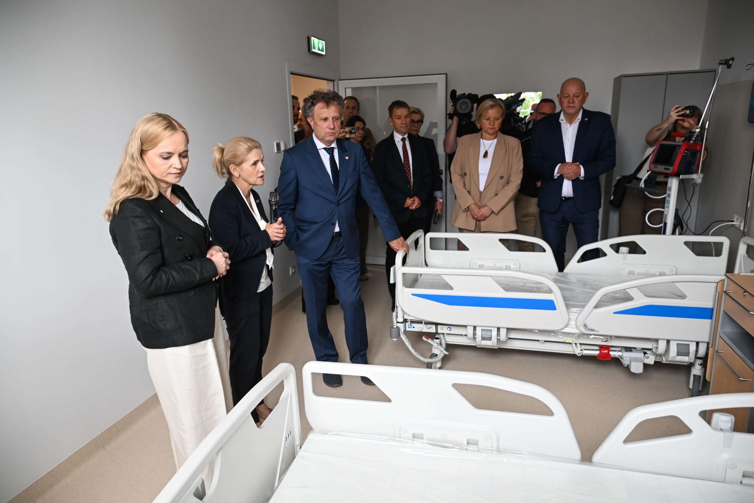 Minister zdrowia Jolanta Sobierańska-Grenda (L), dyrektor szpitala Marzanna Kaczanowska (2L) i wiceminister funduszy i polityki regionalnej Jacek Karnowski (3L) podczas uroczystego otwarcia po modernizacji Zakładu Opiekuńczo-Leczniczego w Sztumie