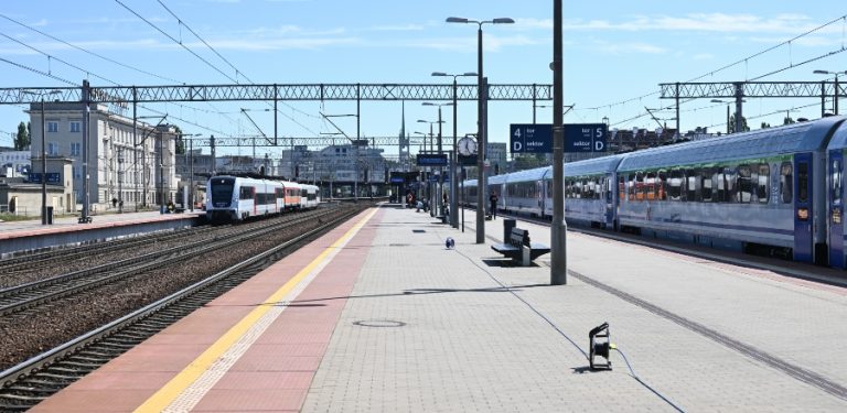 Peron dworca kolejowego Gdynia Główna