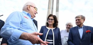 Były prezydent RP Lech Wałęsa (L), prezydent Gdańska Aleksandra Dulkiewicz (2L) oraz były prezes Narodowego Banku Polskiego Leszek Balcerowicz (4P) podczas uroczystości złożenia kwiatów pod Pomnikiem Poległych Stoczniowców 1970 w Gdańsku