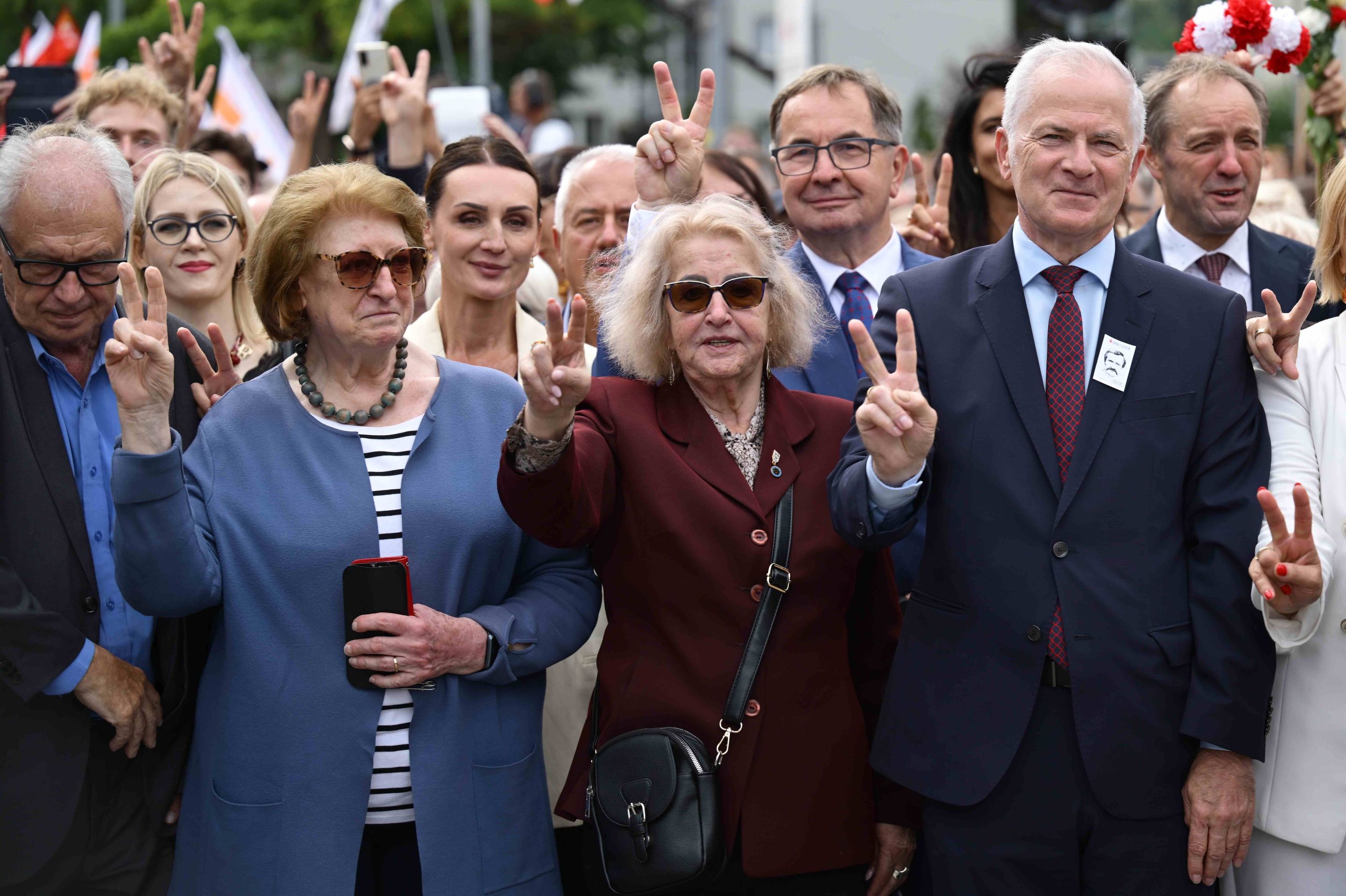 Henryka Krzywonos-Strycharska (C) i była premier Hanna Suchocka (2L-front) podczas uroczystości symbolicznego otwarcia bramy nr 2 Stoczni Gdańskiej, 31 bm. Trwają obchody 46. rocznicy podpisania Porozumień Sierpniowych i powstania NSZZ „Solidarność”.