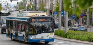 Ul. 10 lutego. Komunikacja miejska w Gdyni. Linia 28 - trolejbus Solaris