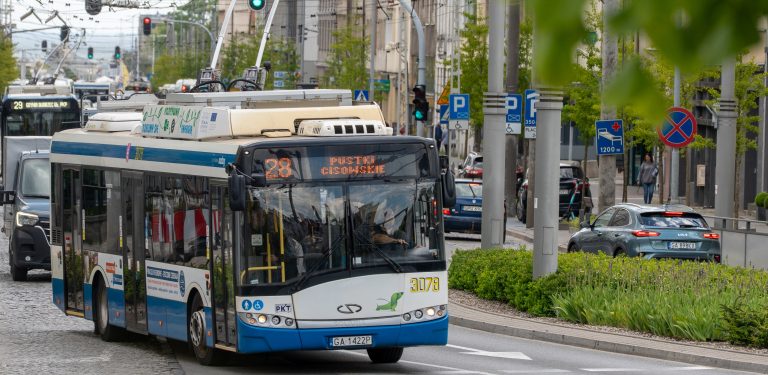 Ul. 10 lutego. Komunikacja miejska w Gdyni. Linia 28 - trolejbus Solaris