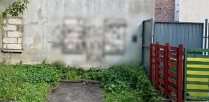 policjanci z Komendy Miejskiej Policji w Gdańsku zatrzymali 15-latka, który namalował na ścianie garażu symbole nazistowskie i w tym samym dniu uszkodził pojazd