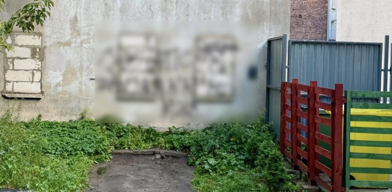 policjanci z Komendy Miejskiej Policji w Gdańsku zatrzymali 15-latka, który namalował na ścianie garażu symbole nazistowskie i w tym samym dniu uszkodził pojazd