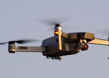 Na zdjęciu dron unoszący się w powietrzu