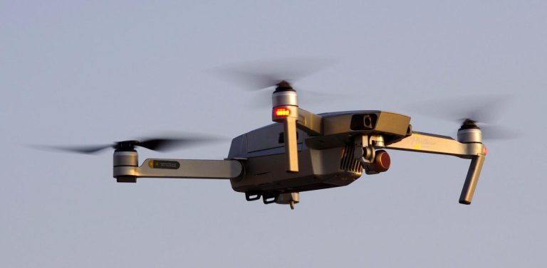 Na zdjęciu dron unoszący się w powietrzu