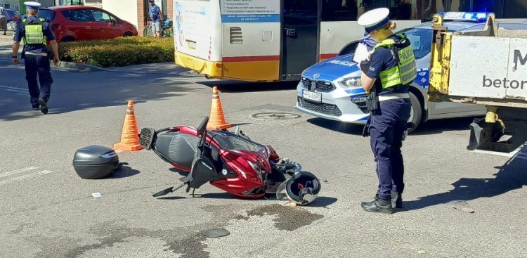 Na zdjęciu skuter leżący na asfalcie