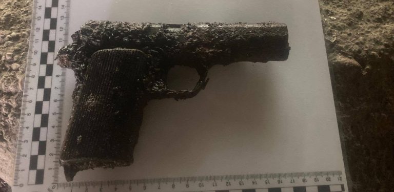 Pistolet z czasów Drugiej Wojny Światowej wyłowiono z rzeki w Słupsku