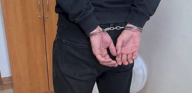 Policjanci zatrzymali na terenie powiatu puckiego 29-letniego cudzoziemca. Na zdjęciu ręce skute kajdankami.