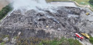 Trzeci dzień gaszenia pożaru w Chlewnicy