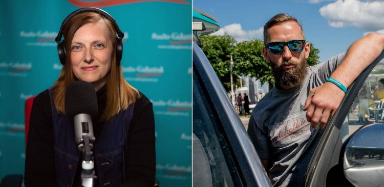 Kolaż dwóch zdjęć przedstawiający dziennikarzy Radia Gdańsk. Po lewej stronie kobieta w słuchawkach na głowie siedząca przed mikrofonem na tle niebieskiej ścianki z logo Radia Gdańsk (Alicja Samolewicz-Jeglicka). Po prawej stronie mężczyzna z brodą i w okularach przeciwsłonecznych, opierający się o otwarte drzwi samochodu na świeżym powietrzu (Piotr Puchalski)