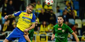 Zawodnik Arki Gdynia Marco Komenda (L) i Konrad Kasolik (P) z Puszczy Niepołomice podczas meczu 4 kolejki piłkarskiej 1. ligi. Gdynia, 17.08.2026 r.