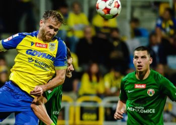 Zawodnik Arki Gdynia Marco Komenda (L) i Konrad Kasolik (P) z Puszczy Niepołomice podczas meczu 4 kolejki piłkarskiej 1. ligi. Gdynia, 17.08.2026 r.