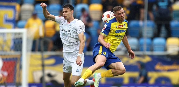 Piłkarz Arki Gdynia Vladislavs Gutkovskis (P) i Marcin Kaczor (L) ze Stali Rzeszów podczas meczu drugiej kolejki 1. ligi. Gdynia, 01.08.2026. (fot. PAP/Piotr Matusewicz)