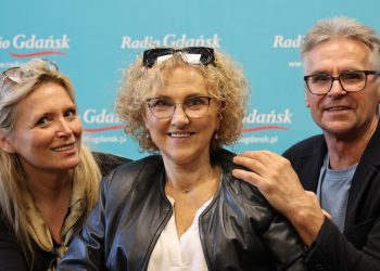 W audycji "Więcej serca, mniej barier" rozmawialiśmy z Ewą i Adamem Prabuckimi ze Starogardu Gdańskiego. Pani Ewa od 40 lat choruje na stwardnienie rozsiane. Postępująca choroba sprawiła że własny dom stał się wyzwaniem nie do przejścia. Na zdjęciu uczestnicy audycji.