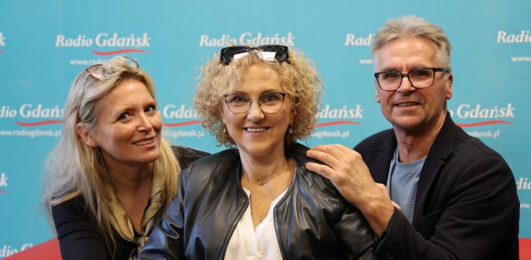 W audycji "Więcej serca, mniej barier" rozmawialiśmy z Ewą i Adamem Prabuckimi ze Starogardu Gdańskiego. Pani Ewa od 40 lat choruje na stwardnienie rozsiane. Postępująca choroba sprawiła że własny dom stał się wyzwaniem nie do przejścia. Na zdjęciu uczestnicy audycji.