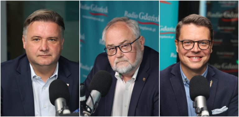 Trzyczęściowy kolaż portretów gości w studiu Radia Gdańsk przed mikrofonami: od lewej Michał Kowalski (PiS), w środku Piotr Adamowicz (KO), po prawej Krzysztof Szymański (Konfederacja). Politycy komentowali sprawę cyberataku i wycieku danych medycznych 19 milionów Polaków z systemu MyDr