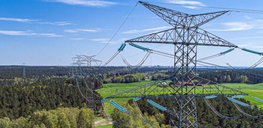 Słupy i przewody nowo wybudowanej linii elektroenergetycznej 400 kV Choczewo Gdańsk Przyjaźń