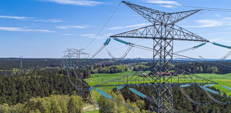 Słupy i przewody nowo wybudowanej linii elektroenergetycznej 400 kV Choczewo Gdańsk Przyjaźń