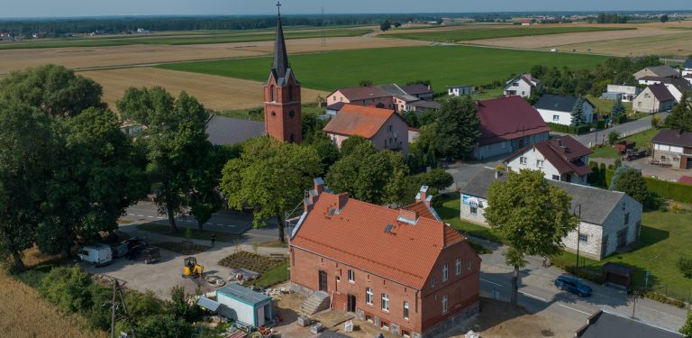 Dawna pastorówka pełni dziś rolę budynku komunalnego