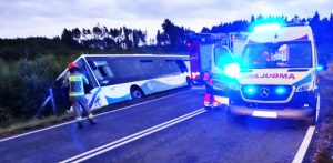 Pomiędzy Bydlinem a Wytownem w gminie Ustka, w Redwankach, autobus słupskiego PKS-u z pasażerami w środku z nieustalonych przyczyn na łuku drogi "złapał pobocze" i zjechał do rowu, blokując możliwość otwarcia drzwi.