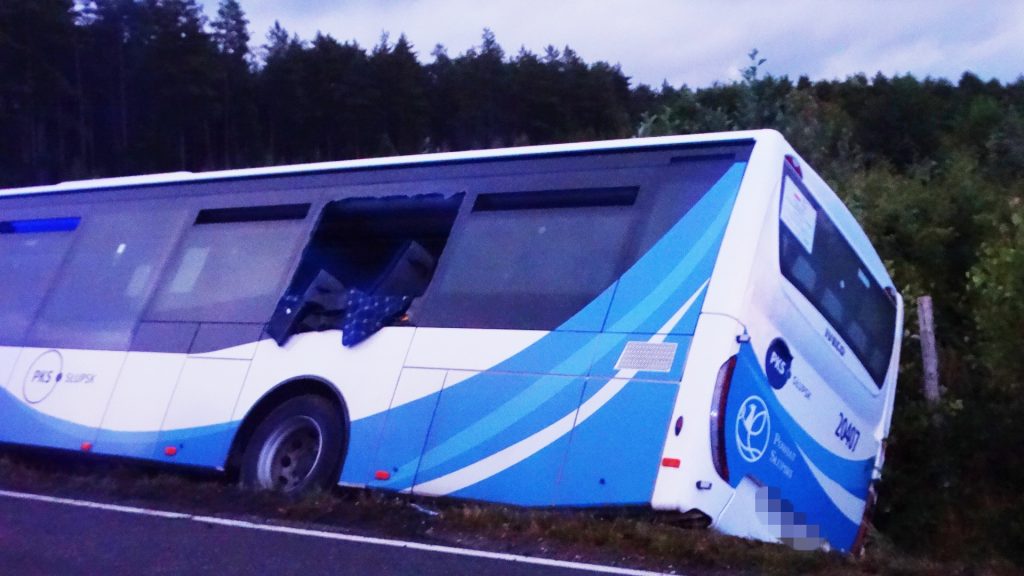 autobus w rowie