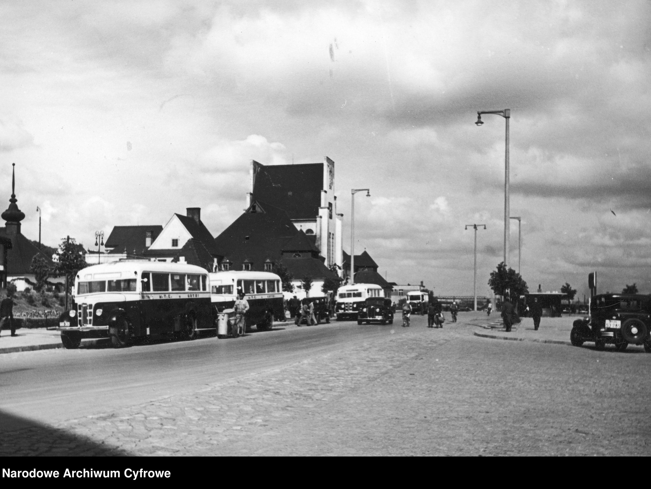 Gdyński dworzec kolejowy, na ulicy autobusy Miejskiego Towarzystwa Komunikacyjnego w Gdyni oraz samochody, 1930-1938 rok