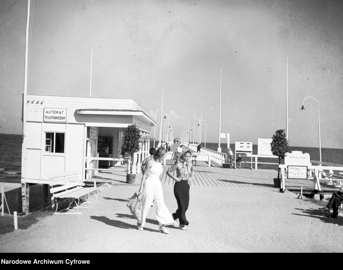 Plaża w Gdyni, spacerowicze na molo, 1938-1939 rok