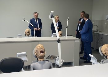 UCK i Gumed sie modernizują, sala stomatologiczna