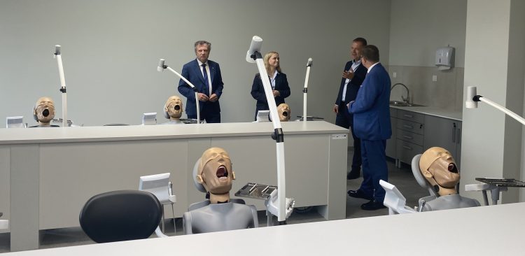 UCK i Gumed sie modernizują, sala stomatologiczna