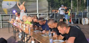 Hubert Cyrson z Osiek został mistrzem w jedzeniu pierogów na czas MotoFolku Kaszuby w Parchowie pod Bytowem (fot. Radio Gdańsk / Maria Sowisło)