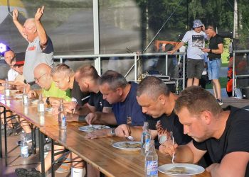 Hubert Cyrson z Osiek został mistrzem w jedzeniu pierogów na czas MotoFolku Kaszuby w Parchowie pod Bytowem (fot. Radio Gdańsk / Maria Sowisło)