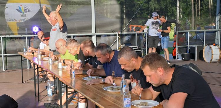 Hubert Cyrson z Osiek został mistrzem w jedzeniu pierogów na czas MotoFolku Kaszuby w Parchowie pod Bytowem (fot. Radio Gdańsk / Maria Sowisło)