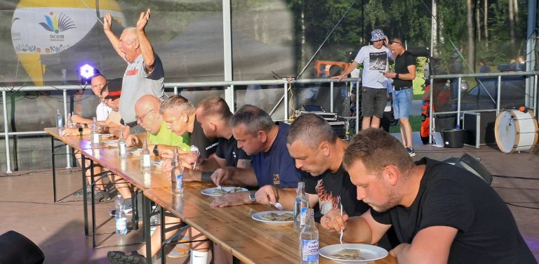 Hubert Cyrson z Osiek został mistrzem w jedzeniu pierogów na czas MotoFolku Kaszuby w Parchowie pod Bytowem (fot. Radio Gdańsk / Maria Sowisło)