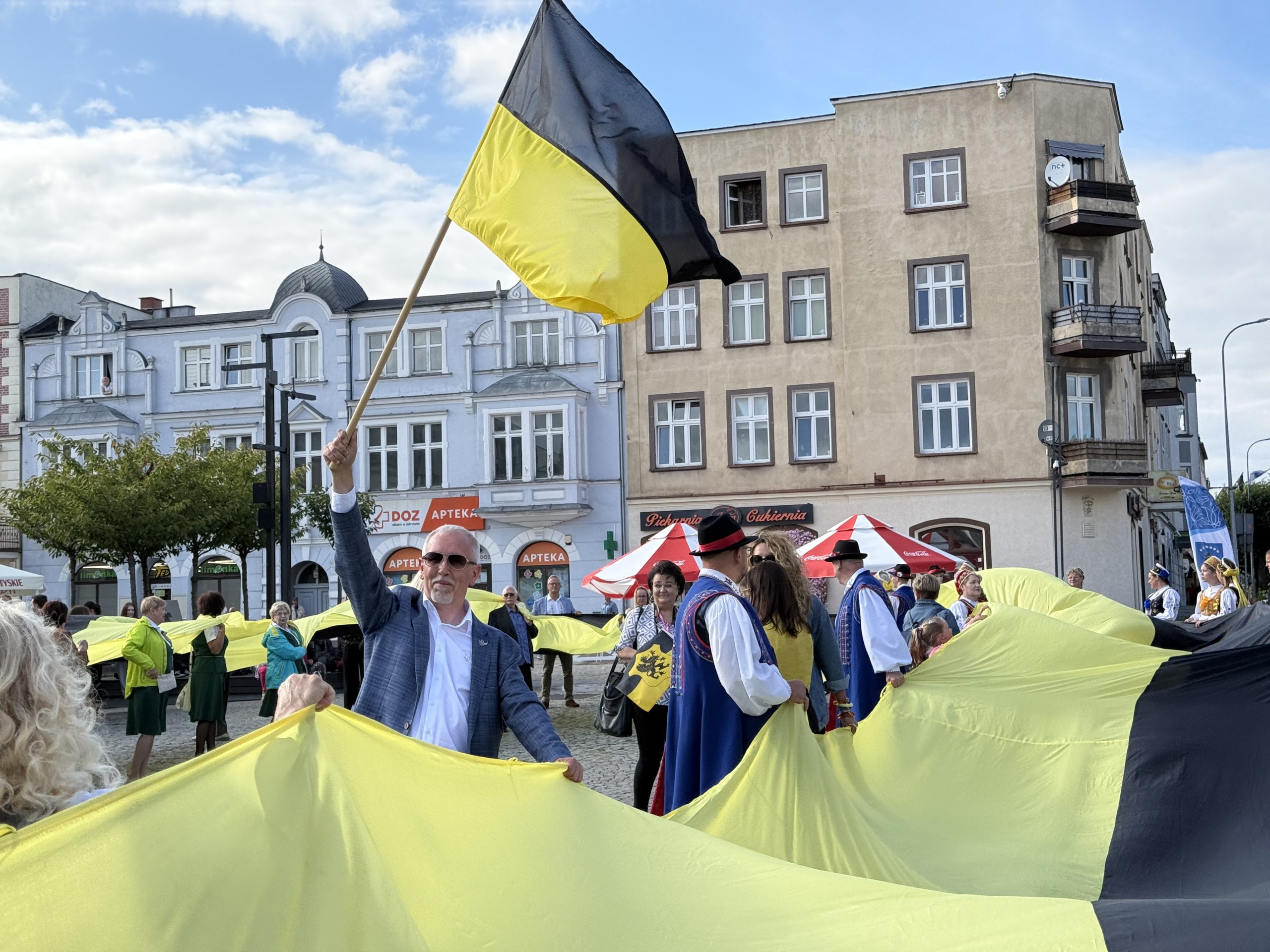 Działacz kaszubski, Jacek Słomian, z flagą kaszubską w Kartuzach 