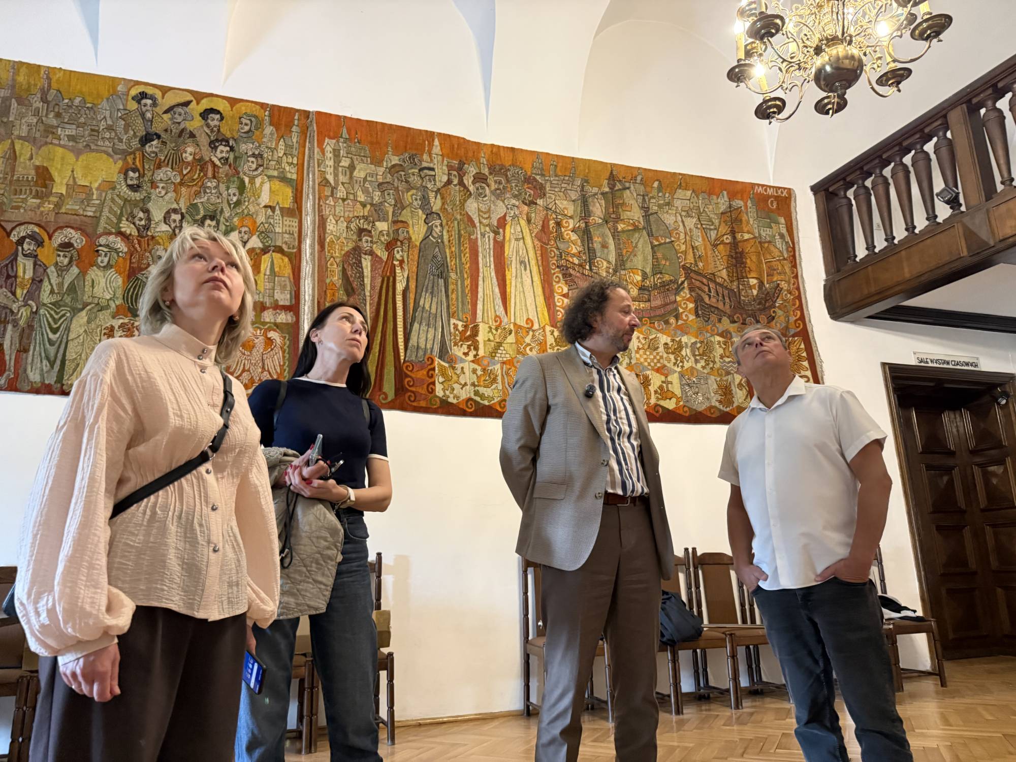 Przedstawiciele władz Muzeum Pomorza Środkowego w Słupsku oraz dyrektor Muzeum Historycznego we Lwowie dr hab. Roman Chmelyk podczas otwarcia wystawy Kresy Europy