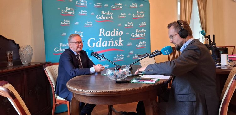 Janusz Stankowiak, prezydent Starogardu Gdańskiego, w rozmowie z Filipem Jędruchem w czasie audycji Radia Gdańsk "Przystanek na mapie" nadawanej ze Starogardu Gdańskiego