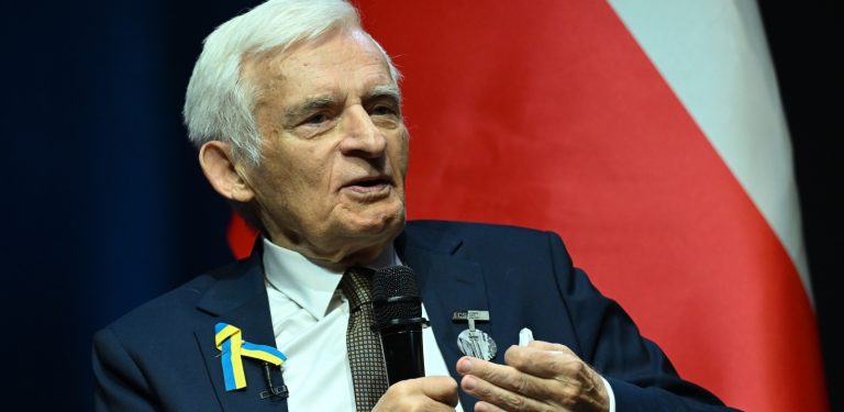 Gdańsk, 30.08.2026. Uhonorowany były prezes Rady Ministrów i europoseł prof. Jerzy Buzek podczas gali wręczenia Odznaki Solidarności i Praw Człowieka ECS, 30 bm. w Gdańsku. Uroczystość połączono z premierą filmu dokumentalnego „Jerzy Buzek. Siła marzeń” w reż. Andrzeja Buchowskiego. (amb) PAP/Andrzej Jackowski