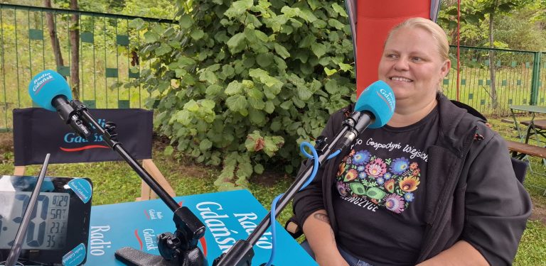 Katarzyna Grzesiak w mobilnym studiu radia Gdańsk