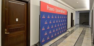 Ścianka z logotypami Prawa i Sprawiedliwości przed siedzibą klubu parlamentarnego PiS w Sejmie