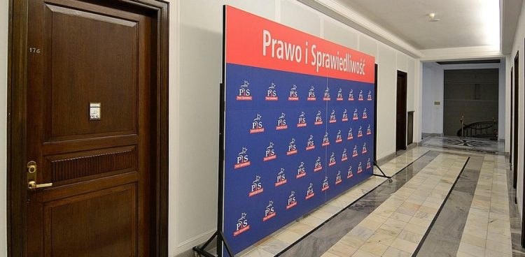 Ścianka z logotypami Prawa i Sprawiedliwości przed siedzibą klubu parlamentarnego PiS w Sejmie