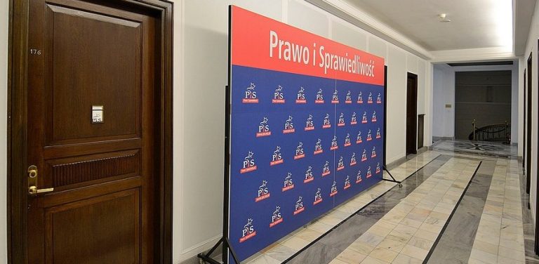 Ścianka z logotypami Prawa i Sprawiedliwości przed siedzibą klubu parlamentarnego PiS w Sejmie